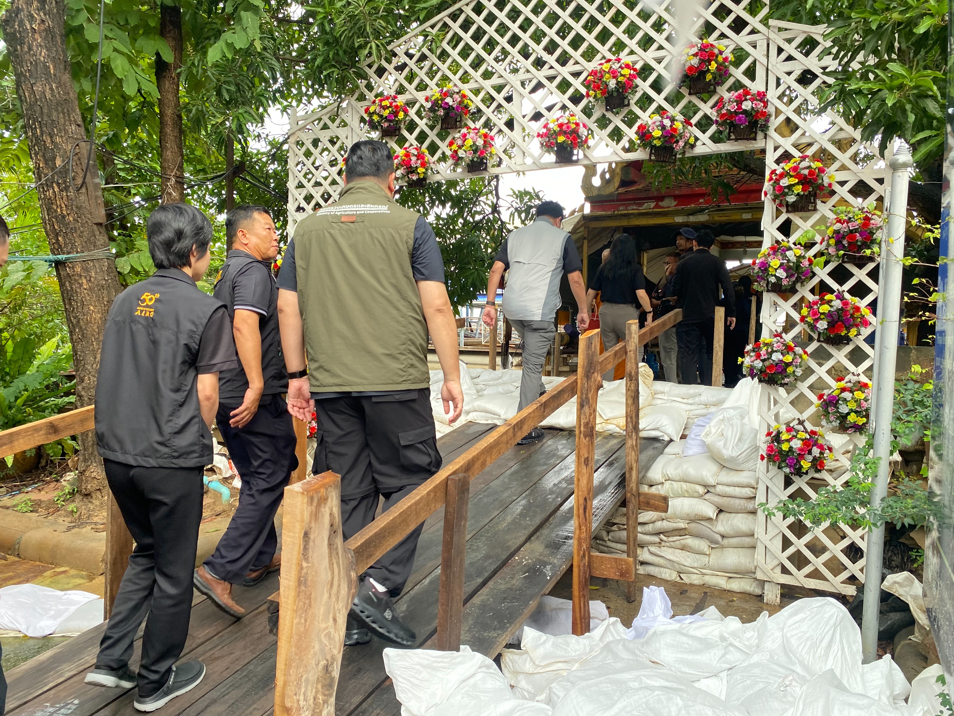 title - ส.ป.ก. ติดตามรมช.เกษตรฯ ช่วยเหลือพี่น้องผู้ประสบอุทกภัย ในเขตจังหวัดปทุมธานี
